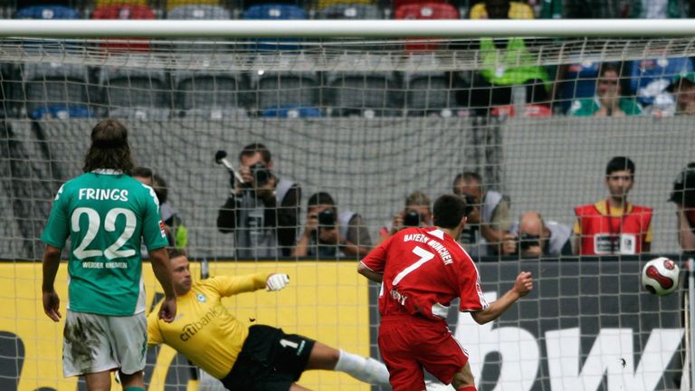 Gleich bei seinem Debüt im Ligapokal gegen Bremen trifft der damals 24-Jährige doppelt. Bayern gewinnt 4:1, Bayern gewinnt eine Woche später den Ligapokal.