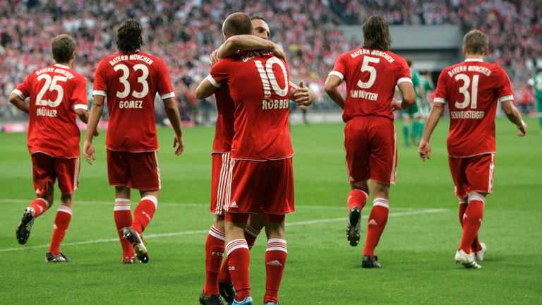 Auch Robben trifft gleich bei seinem ersten Spiel für die Bayern gegen Vorjahresmeister Wolfsburg doppelt. Ribery bereitet beide Treffer von Robben vor. Bayern gewinnt 3:0 und stellt die Weichen für die erfolgreichste Saison der Vereinsgeschichte.