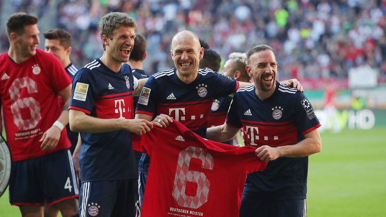Die Bayern feiern 2018 die sechste Meisterschaft in Folge. Für Ribery ist es insgesamt die achte deutsche Meisterschaft, für Robben die siebte.