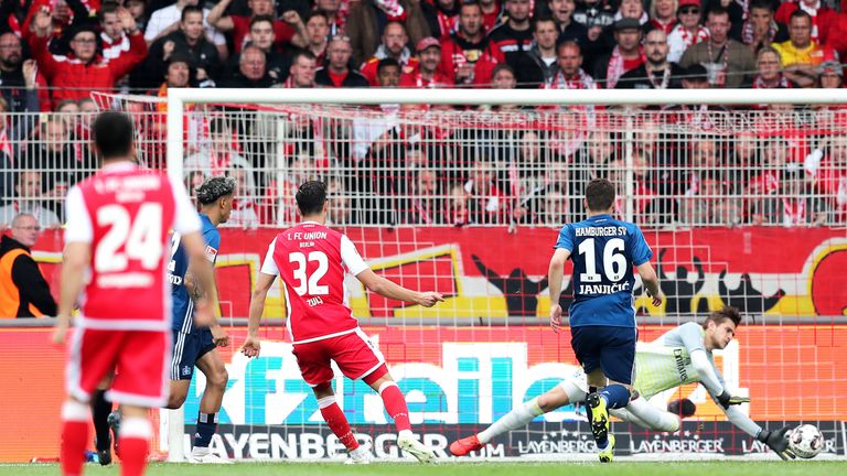Robert Zulj schießt Union Berlin gegen den Hamburger SV mit seinem Treffer zum zwischenzeitlichen 1:0 auf die Siegerstraße.