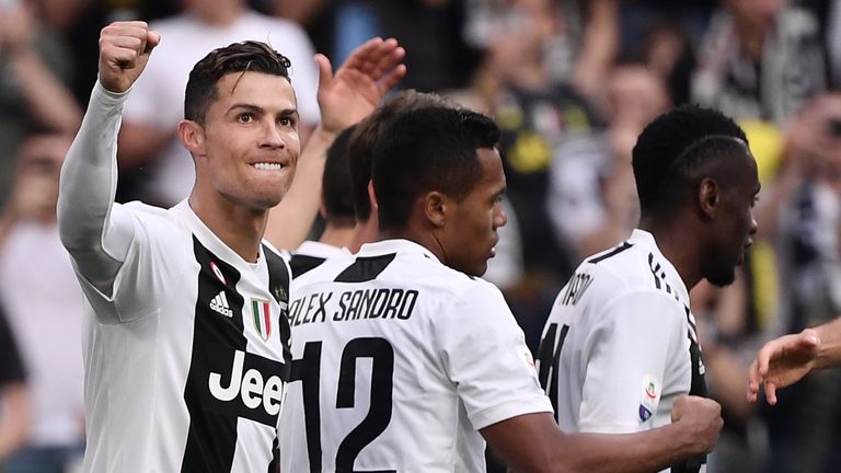 Cristiano Ronaldo (l.) feiert mit Juventus den Gewinn der Meisterschaft.