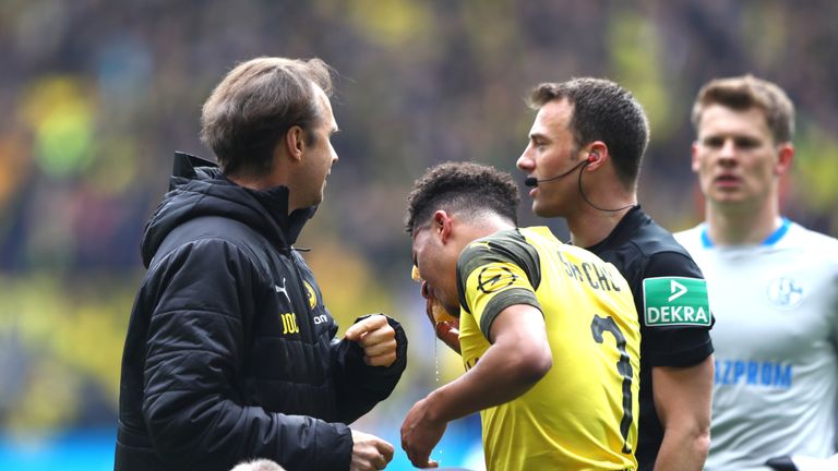 Dortmunds Jadon Sancho wurde nach seinem Torjubel von einem Feuerzeug getroffen.