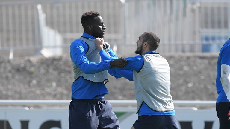 Diese Auseinandersetzung zwischen Salif Sane (l.) und Nabil Bentaleb (r.) war wohl nur ein Spaß.