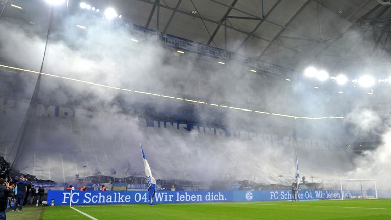 Nachdem Schalke-Fans beim Derby gegen den BVB Rauchpatronen zündete, kam es zu großem weißen Rauch.