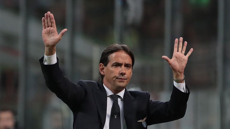 Lazio Rom mit Trainer Simone Inzaghi distanzieren sich von den faschistischen Fans.