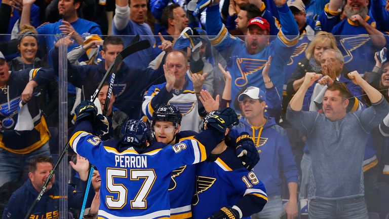 Die St. Louis Blues bejubeln das 2:1 in den Playoffs.