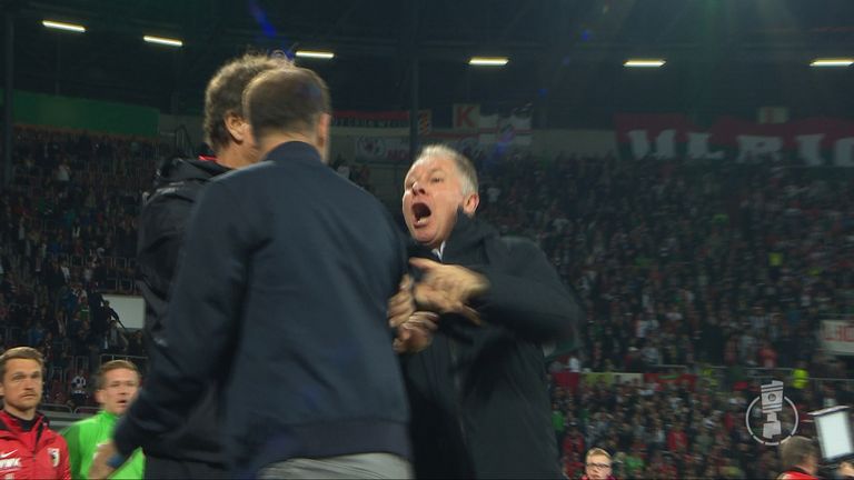 Zoff zwischen den Geschäftsführern: Augsburgs Stefan Reuter und Leipzigs Oliver Mintzlaff liefern sich ein heftiges Wortgefecht.