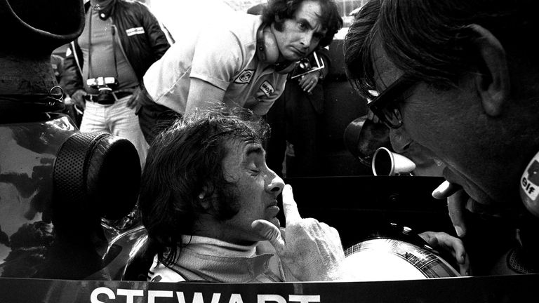 Jackie Stewart (GBR)  ist dreifacher Weltmeister der Formel 1 in den Jahren 1969, 1971 und 1973. Seine größten Erfolge feierte er mit Team Tyrell. Gemeinsam mit seinem Sohn gründete er nach seiner Profi-Karriere das Team "Stewart F1".