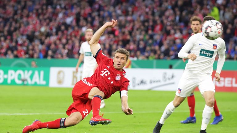 Thomas Müller bringt die Bayern mit einem artistischen Schuss mit 1:0 in Führung. Endstand: 5:4!