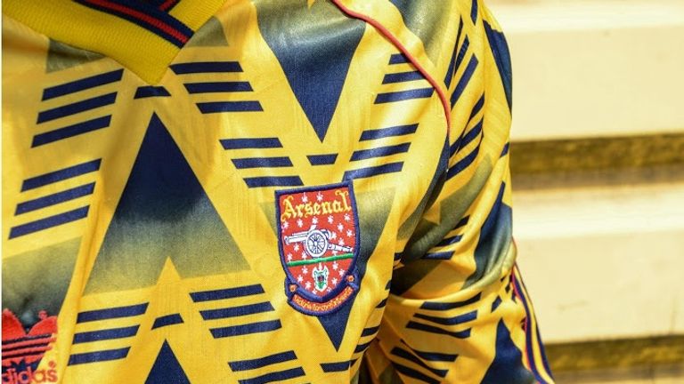 Mit einem weiteren Auswärtstrikot will der FC Arsenal das Retro-Design ''Bruised Banana'' in gelb, marineblau und rot wieder aufleben lassen. Bereits von 1991-1993 verzierte dieser Look die Jerseys der Gunners (Quelle: footyheadlines.com).