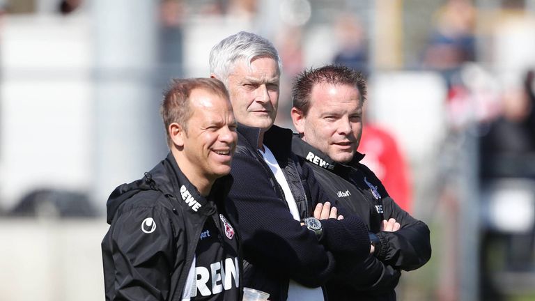 Armin Veh (Mitte) hält sich mit Bekenntnissen zu Trainer Markus Anfang (l.) zurück.