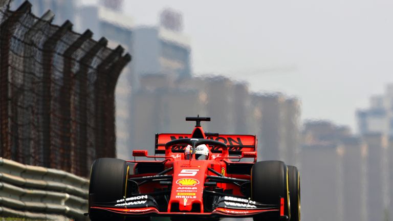 Sebastian Vettel fährt im ersten freien Training in Shanghai allen davon. 