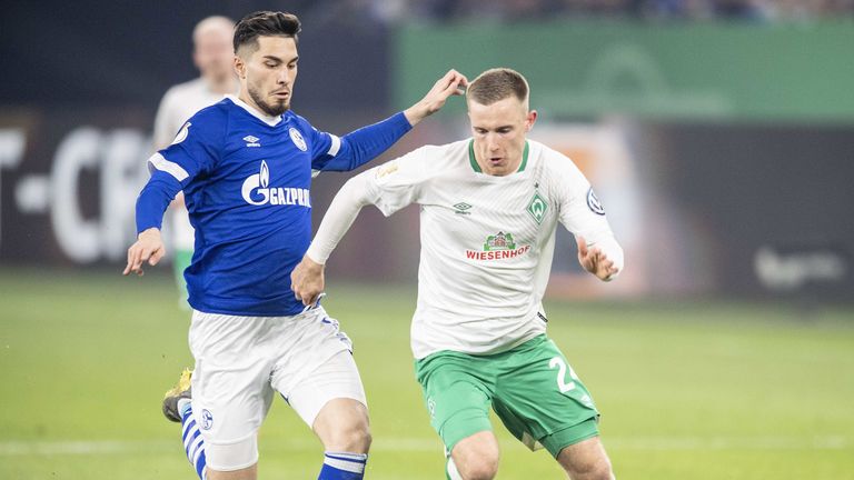 Johannes Eggestein (R.) wurde zu einem festen Bestandteil des SV Werder. Hier in Aktion im Pokalspiel gegen den FC Schalke.