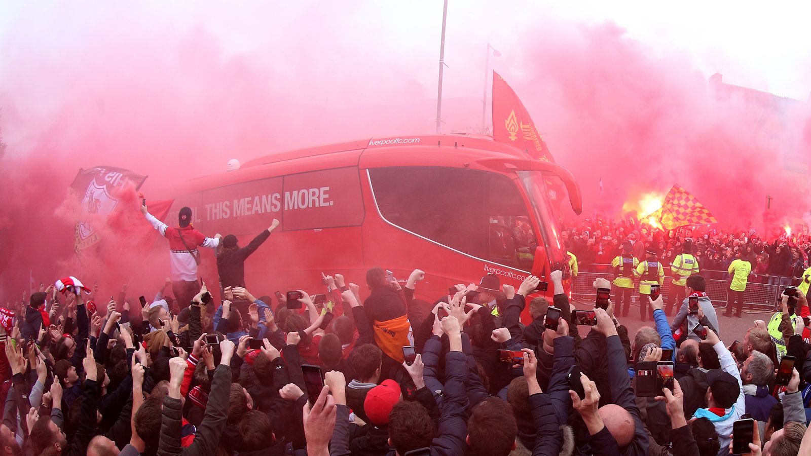 Champions League: Reds-Fans empfangen ihr Team am Stadion | Fußball ...