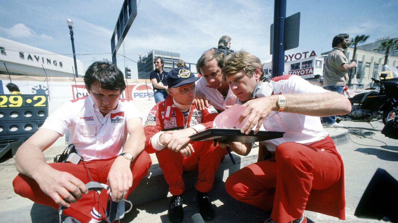 Niki Lauda: Das Leben der Rennfahrer-Legende in Bildern | Formel 1 News ...