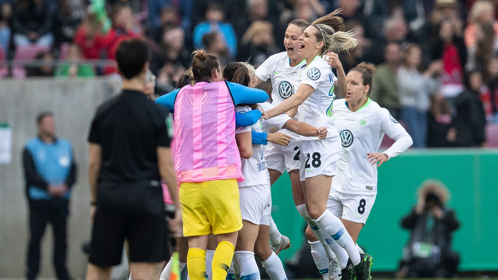 Frauen-Pokalfinale: Seriensieger Wolfsburg Bezwingt Freiburg | Fußball ...