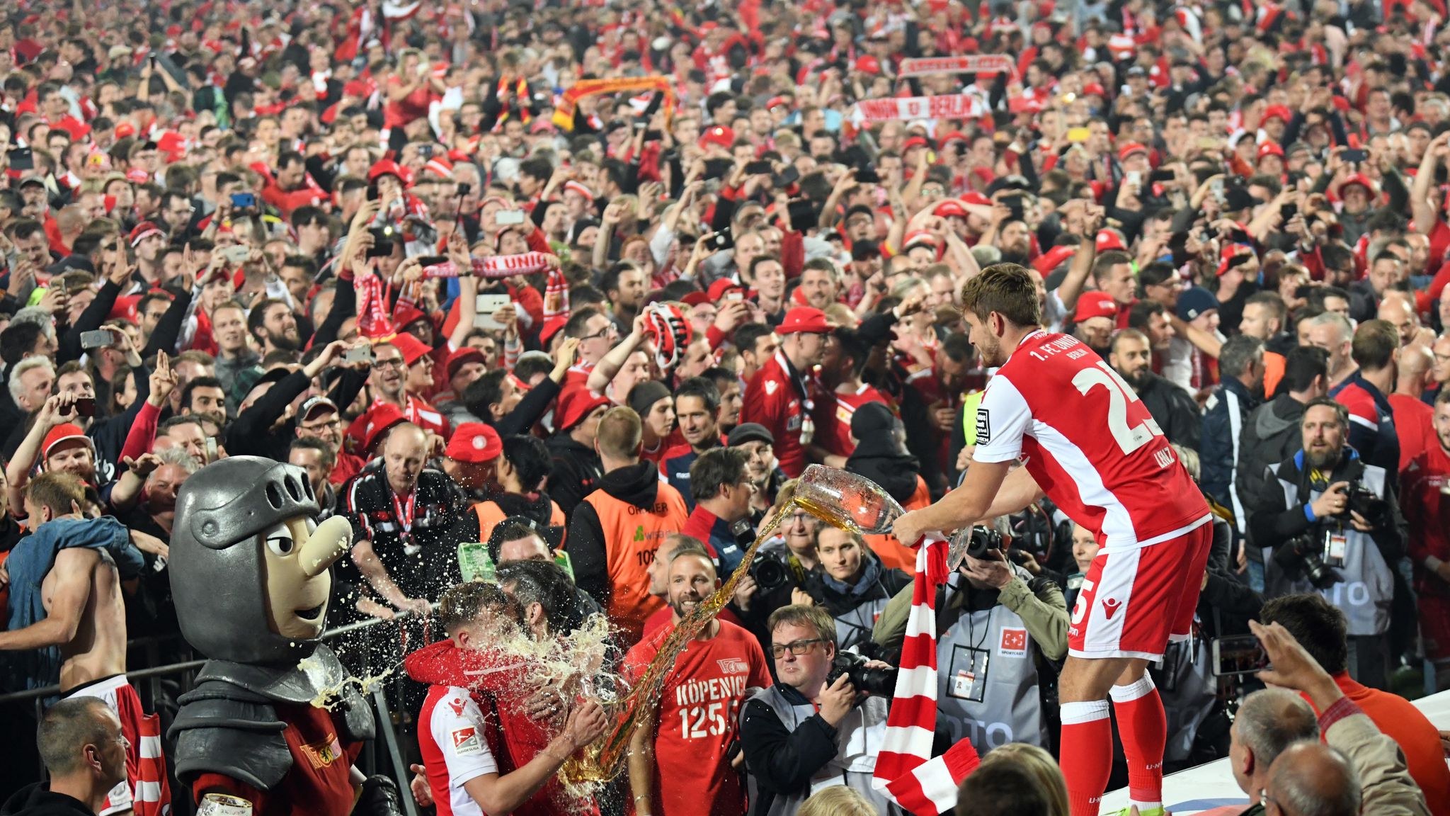 Platzsturm! Die besten Bilder vom Aufstieg von Union Berlin Fußball