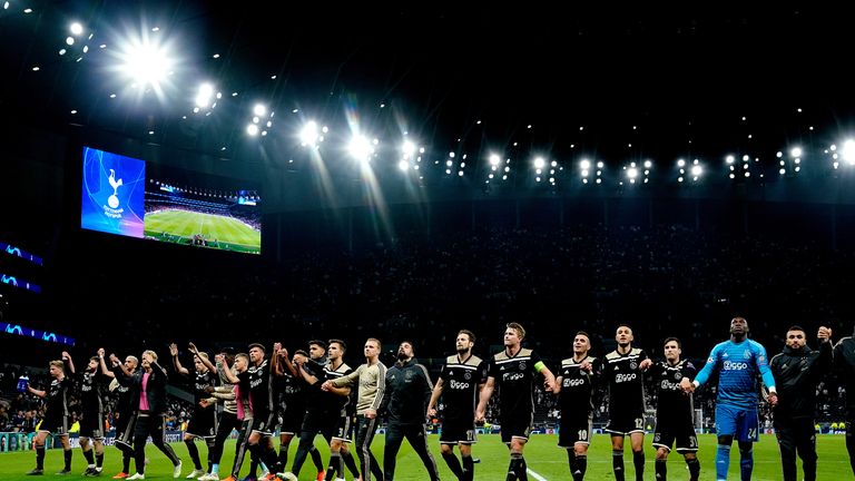 Ajax Amsterdam stellt durch den 1:0-Auswärtssieg bei den Tottenham Hotspur im CL-Halbfinale einen Rekord ein. 