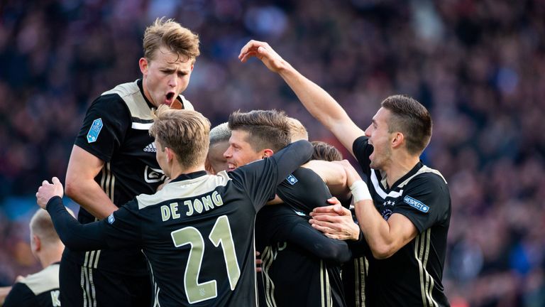 Ajax schlägt Willem II Tilburg deutlich mit 4:0.