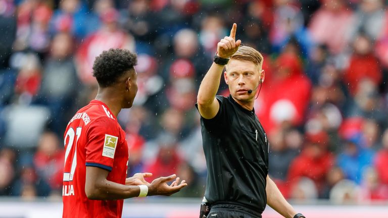 Die Schiedsrichter der Bundesliga stehen in der Kritik.