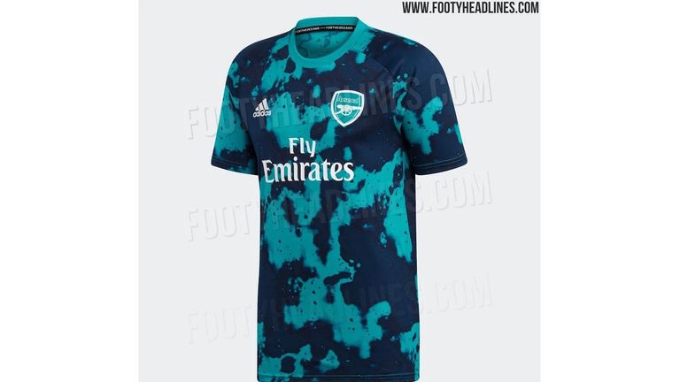 Das neue Aufwärm-Trikot des FC Arsenal kommt gewöhnungsbedürftig daher (Quelle: footyheadlines.com).