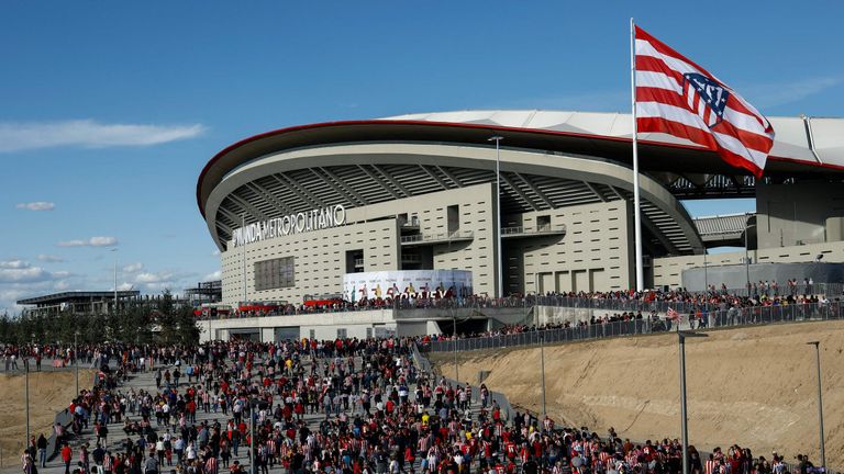 Das neue Fußballstadion liegt zwischen den Stadtvierteln Canillejas und Las Rosas im Nordwesten der Stadt, an der M-40 und in der Nähe des Flughafens.
Eine der größten Metro-Stationen von Madrid ist die Station „Estadio Metropolitano“. 
