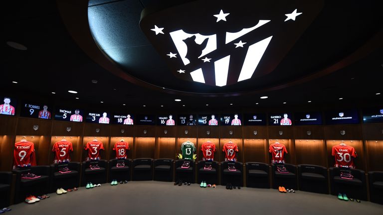 Die insgesamt fünfte Spielstätte in der 114-jährigen Klubgeschichte operiert sogar mit LED-Beleuchtung in den Umkleidekabinen. Persönliche Ledersessel inklusive. Über ihnen prangt ein riesiges beleuchtetes Atlético-Logo.