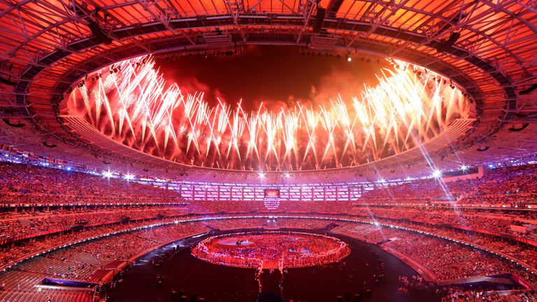 Feuerwerk bei der Abschlusszeremonie der Europaspiele 2015. Die Dachkonstruktion umfasst eine Fläche von 38.000 Quadratmetern. Es befinden sich zwei HD-Displays unter dem Stadiondach sowie eine  LED-Werbebande, das Dach ist schließbar.