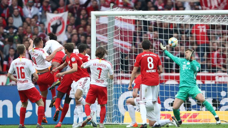 In der 11. Minute rettet Manuel Neuer gegen den Kopfball von Poulsen.