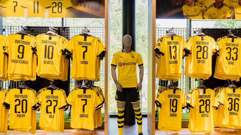 Ein Detail wurde geändert: Auf der Rückseite wandert der Schriftzug 'Dortmund' vom unteren Rand des Trikots nach oben - und steht somit über der Rückennummer. (Bild: Twitter/@BVB)