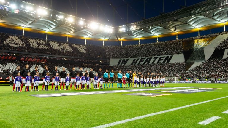 Die Spieler von Eintracht Frankfurt werden im Rückspiel des EL-Viertelfinals gegen Benfica mit einer beeindruckenden Choreographie empfangen. 