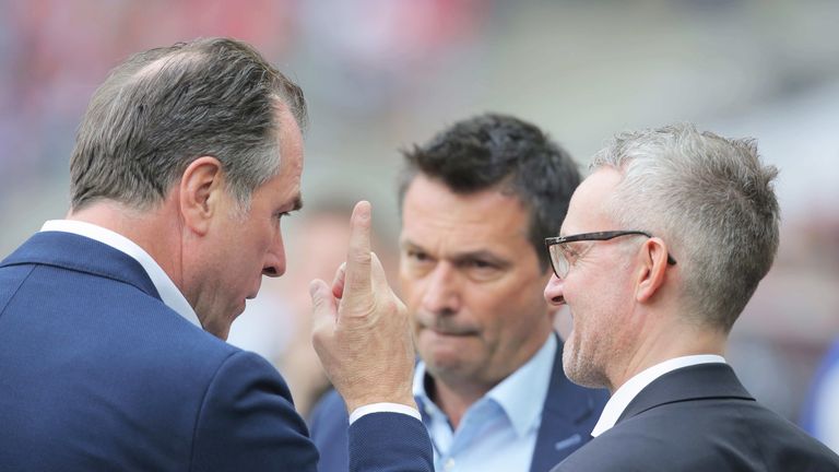 Aufsichtsrats-Chef Clemens Tönnies (l.) rechnet mit dem ehemaligen Manager Christian Heidel (M.) ab.