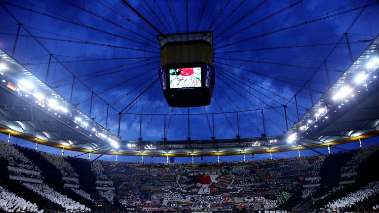 ... denn als die Teams auf den Platz kommen, tauchen die Fans das Stadion in die Eintracht-Farben Schwarz und Weiß! Hinter dem Tor entrollt sich ein überdimensionales Banner der Ultras von Eintracht Frankfurt.