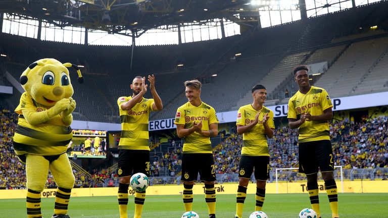 Borussia Dortmund: Eine Biene namens EMMA. Gelb-schwarz wie die Vereinsfarben ist Maskottchen Emma, eine Biene. Benannt ist Emma nach Lothar Emmerich, der zwischen 1960 und 1969 215 Mal für den BVB gespielt hat.