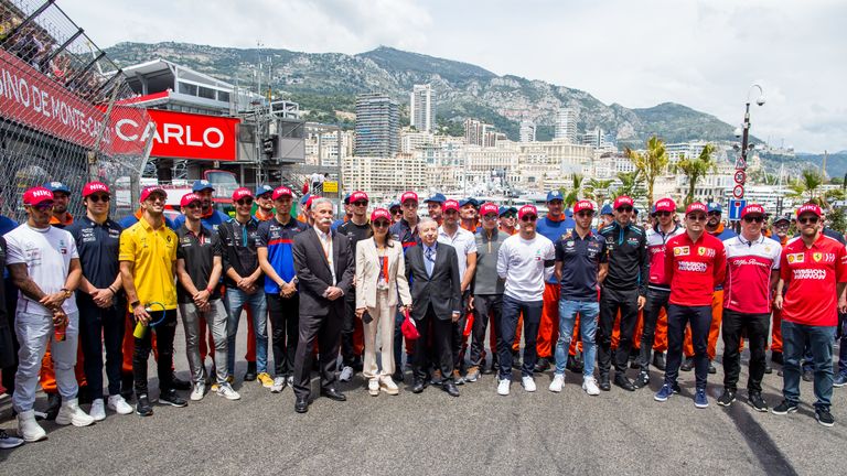 Die Formel-1-Piloten gedenken mit roten Kappen dem verstorbenen Niki Lauda.