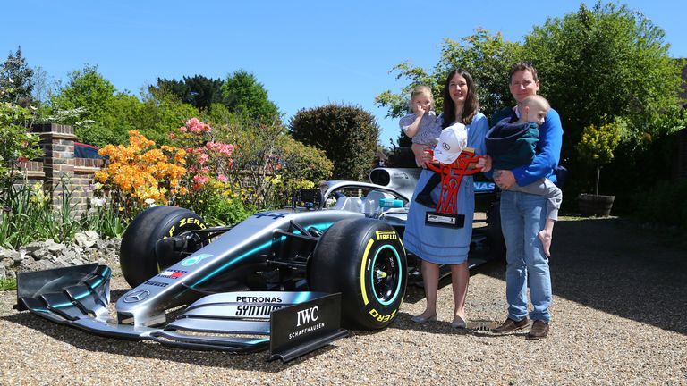 Im Vorgarten von Harry Shaws Eltern steht nun ein Formel 1 Wagen.