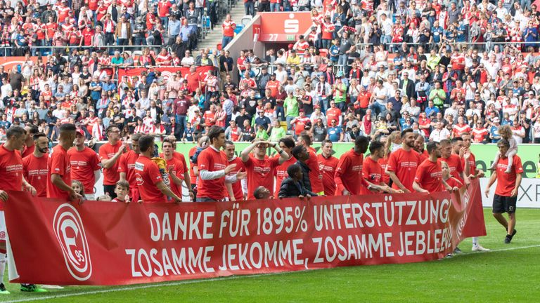 Fortuna Düsseldorf: Die Fortuna ist ohne Maskottchen unterwegs.
Vielleicht liegt es daran, dass der Erzfeind aus Köln seit 70 Jahren Geißbock „Hennes“ als Glücksbringer hat und man deshalb Maskottchen boykottiert. 