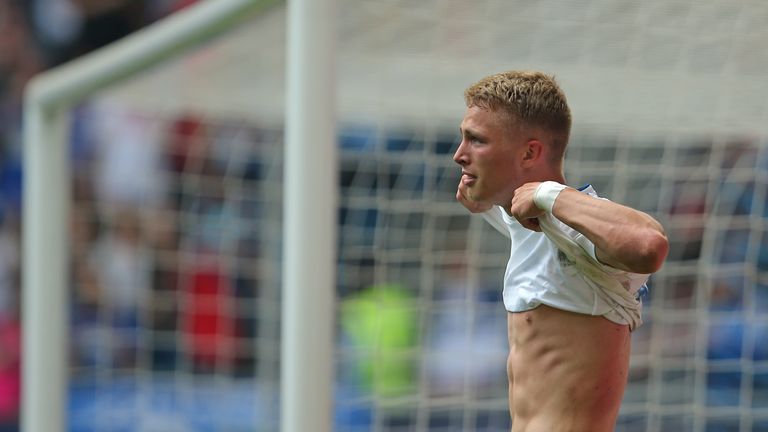 Für Jann-Fiete Arp kann bei seinem Tor gegen den MSV Duisburg die Tränen nicht zurückhalten.