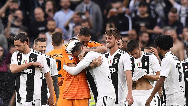 Acht Mal: Juventus Turin (Italien) - durchgehend Meister seit 2011/12. Das Team um Cristiano Ronaldo feiert schon etliche Spieltage vor dem offiziellen Saisonfinale den achten Titel in Folge.