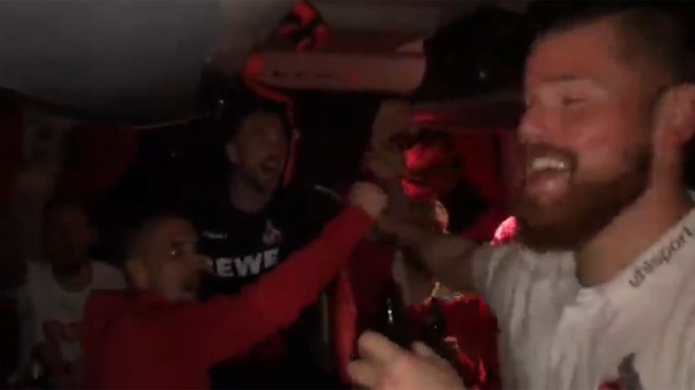 Die Kölner Spieler feiern ihren Aufstieg bereits im Teambus (Bildquelle: Screenshot Twitter @1. FC Köln).