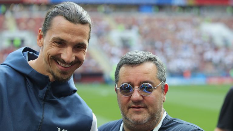 Spielerberater Mino Raiola, hier mit Zlatan Ibrahimovic, wurde weltweit drei Monate gesperrt.