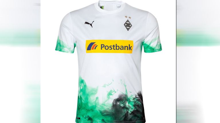 Jetzt auch offiziell: Das ist das neue Heimtrikot von Borussia Mönchengladbach. Das Jersey ist Großteils in weiß gehalten. Highlight: An den Ärmeln und am unteren Trikotrand steigen grün-schwarze Rauchschwaden auf. (Quelle: twitter.com/borussia)
