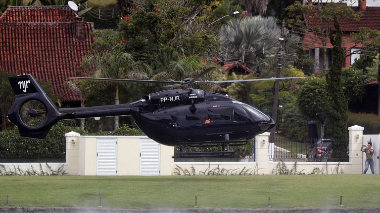 Brasiliens Superstar Neymar reist spektakulär zum Training.