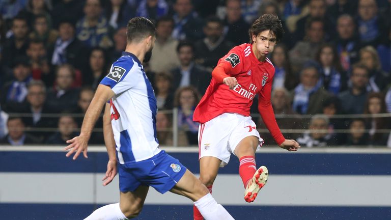 Am letzten Spieltag muss Porto zudem gegen den Tabellendritten Sporting ran. Benfica dagegen sollte gegen Santa Clara leichtes Spiel haben. Entscheidender Mann könnte womöglich Benficas Supertalent Joao Felix sein