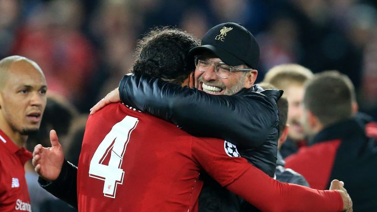 Jürgen Klopp umarmt seinen Abwehrchef Virgil van Dijk.