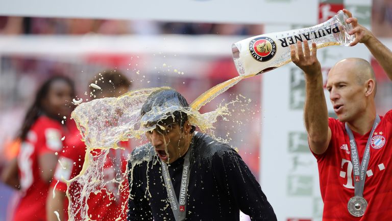 Nach der Meisterehrung verpasst Robben Trainer Niko Kovac erstmal eine Bierdusche. 