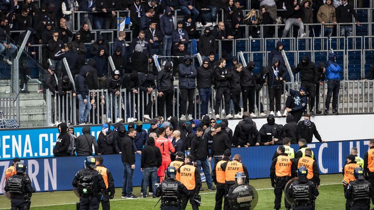 Chaoten des FC Luzern müssen von der Polizei in Schach gehalten werden.