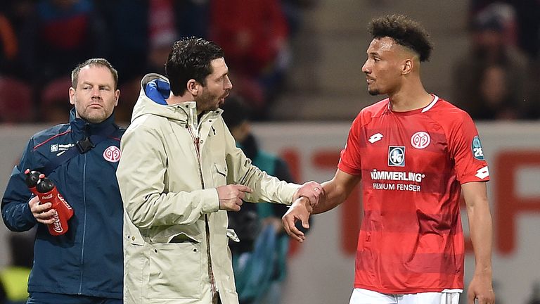Sandro Schwarz und Karim Onisiwo beim Spiel gegen RB Leipzig. 
