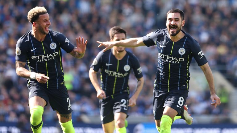 Ilkay Gündogan (r.) feiert mit Manchester City den zweiten Premier-League-Titel in Folge