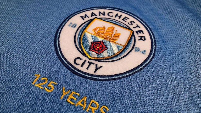 Manchester City feiert sein 125-jähriges Bestehen mit einem Traditionstrikot. (Quelle: FootyHeadlines)